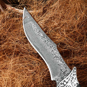 Couteau de camping à lame motif Damas, manche en bois noir avec accents métalliques, étui en cuir gravé, qualité industrielle OEM - Product Image 2