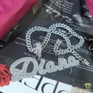 Collar con Colgante de Lujo 'Diana' con Letras de Burbuja 'Iced Out' y Diamantes de Moissanita, Joyería Hip Hop - Product Image 4