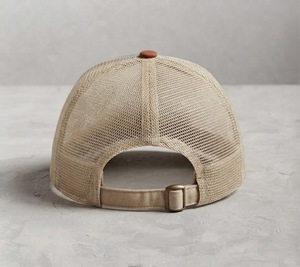 Casquette de baseball trucker bicolore bleue avec dos en maille crème, visière couleur rouille, structurée, 5 panneaux, broderie en relief, fermeture snapback, logo personnalisé - Product Image 3