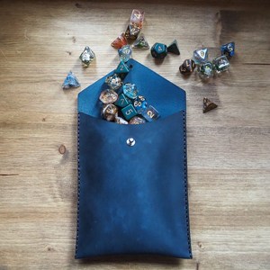 Sac à dés et plateau en cuir PU de luxe fait main personnalisé avec cordon de serrage, pochette de rangement portable pour dés de D&D, écologique - Product Image 1
