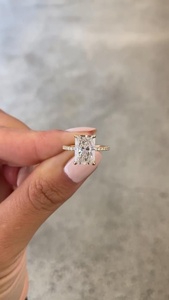 Anillo de Compromiso con Diamante Cultivado en Laboratorio de Corte Radiante de 4 Quilates, Certificación IGI, Piedras Laterales Blancas |   Anillo de Boda de Lujo Chapado en Oro de 18K | - Product Image 2