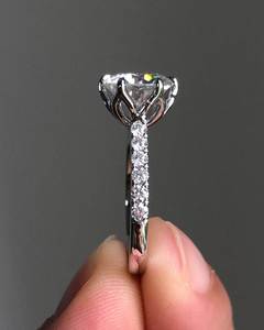 Anillo de Eternidad de Diamantes VVS de Lujo Unisex, Chapado en Oro Sólido de 18K, con Diamantes Cultivados en Laboratorio, Certificado por IGI, Corte Esmeralda, Apilable - Product Image 4