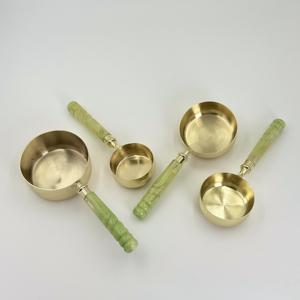 Juego de 4 Tazas Medidoras de Acero Inoxidable con Mango de Resina para Medir Café, Especias y Polvos a un Precio Razonable - Product Image 4