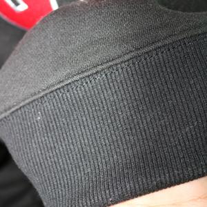 Sudadera SWARM BLACK con Cuello Alto, 100% Rojo, Apliques Bordados, Cuello Ancho, Hilos Finos - Product Image 6