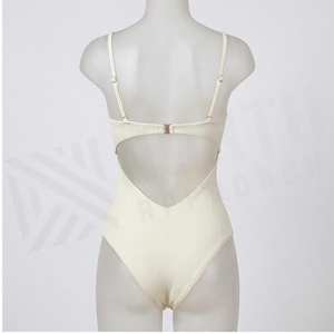 Ensemble de yoga 2 pièces imprimé papillon bleu avec finition dorée, body à col en V profond et jupe portefeuille longueur genou - Product Image 5