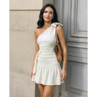 Robe courte asymétrique à une épaule avec détail nœud ou robe à volants étagés asymétriques