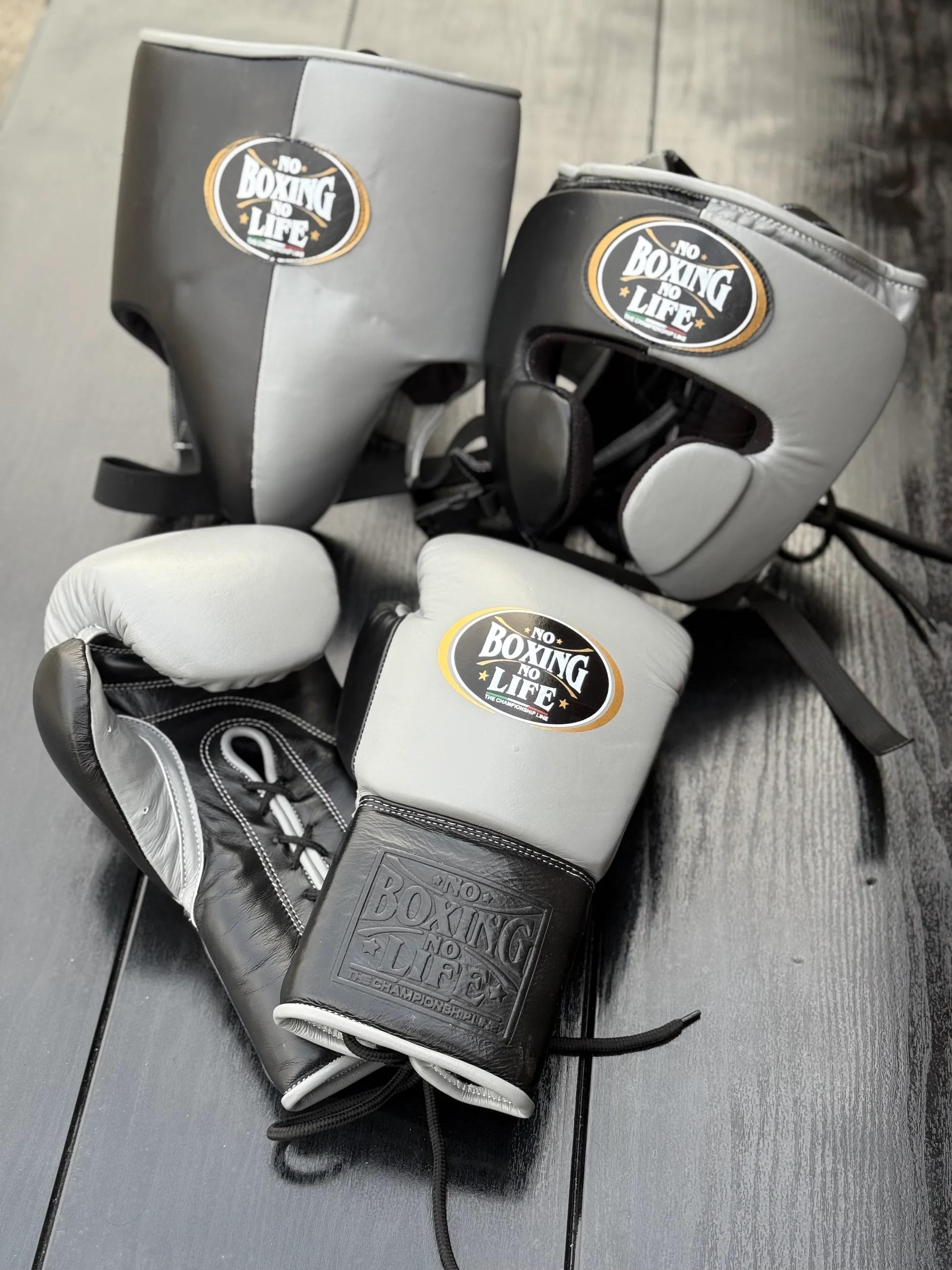 สีเทาและสีดำ