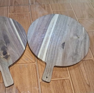 Planche à découper en bois ronde, bloc à découper pour le fromage avec poignée, fabriqué à la main au Vietnam - Product Image 4