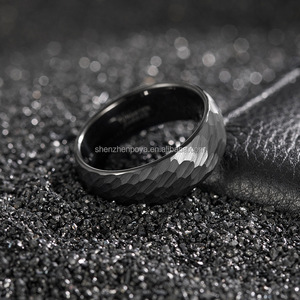 แหวนแต่งงานคู่รัก ทังสเตนสีดำทอง ลายตอก 6 มม. 8 มม. ทรงโดม สวมใส่สบาย - Product Image 4
