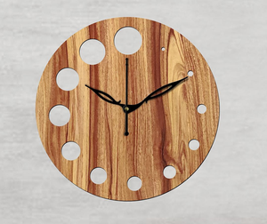 Horloge murale ronde moderne en bois, silencieuse, à quartz, avec aiguilles noires et marqueurs géométriques creux - Product Image 1