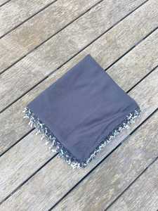 Foulard carré extensible en soie fait main avec bordure perlée, broderie grise artisanale pour la performance - Product Image 2