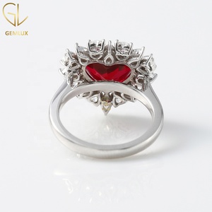 Bague de fiançailles en or 10K avec rubis taille cœur, moissanite et halo de diamants, et bague d'anniversaire vintage bicolore taille cœur et poire - Product Image 4