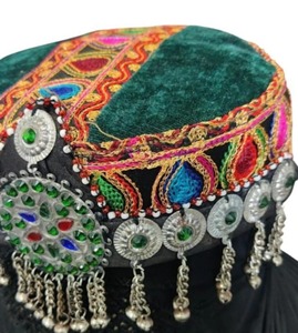 Magnifique collier choker afghan Kuchi avec grand médaillon central, pendentifs en pièces de monnaie vintage et pierre rouge vibrante I - Product Image 2