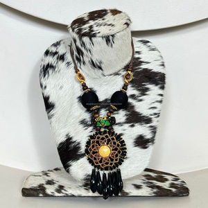 Buste de présentation de collier en cuir de vache véritable de qualité supérieure avec poils, mannequin fait à la main, support de bijoux pour l'affichage en salle d'exposition - Product Image 4