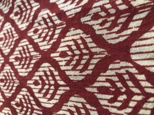 Tela de Algodón Estampada a Mano en Rojo y Blanco – Cuadros Geométricos con Motivo Abstracto, Algodón Indio para Vestidos y Prendas - Product Image 3