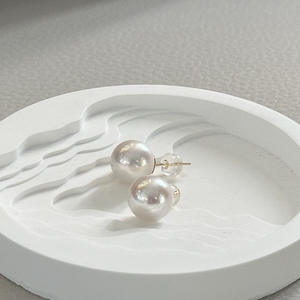 Boucles d'oreilles Zhuji en grosses perles blanches Aurora, perles rondes Edison de 9-10 mm avec or 18 carats et argent 925 disponibles - Product Image 2