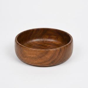Bol de service rustique en bois naturel, fait main, bord brut, pour salade et fruits, vaisselle écologique pour cuisine et table. - Product Image 1