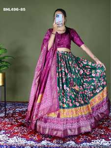 Magnifique Lehenga en soie Dola de qualité supérieure, entièrement imprimé, aux couleurs claires et foncées, avec chemisier et dupatta, à prix de gros. - Product Image 6