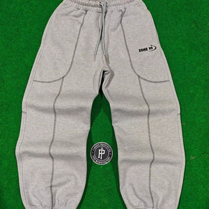 Pantalon de survêtement épais 100 % coton de haute qualité pour homme, style hip-hop streetwear, gris, molletonné, décontracté, avec logo personnalisé et coutures sur les panneaux - Product Image 1