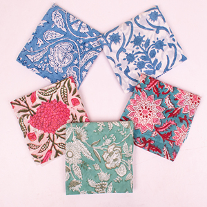 Bandanas en coton faits main à imprimé floral vintage, écologiques, durables, légers, pour l'été, unisexes, à nouer autour du cou ou au poignet - Product Image 1