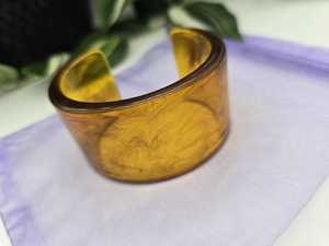 Brazalete de Resina de Ámbar y Mármol Hecho a Mano, Diseño Abierto en Forma de C, Ancho y Acampanado, Joyería para Mujer - Product Image 1