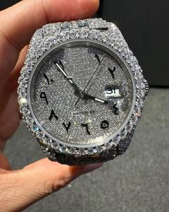 Montre de luxe pour homme entièrement sertie de diamants, cadran rond, affichage analogique de la date, bracelet pavé - Product Image 1