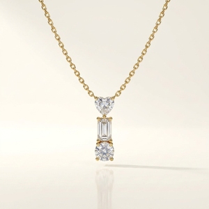 Collier pendentif minimaliste en or jaune avec trois pierres de diamant de laboratoire taille émeraude en forme de cœur, pour anniversaire, avec formes variées - Product Image 1