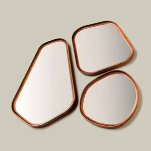 Miroir mural en bois de manguier à bords courbes, finition artisanale, pour décoration intérieure de style mid-century ou transitionnel, poli. - Product Image 3