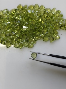 Peridoto Verde Natural de 5MM, Corte Trillón, Tamaño Personalizable, Gema Suelta de la Mejor Calidad para Joyería - Product Image 3