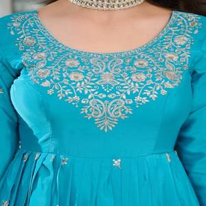 Tenue Anarkali en soie américaine de créateur VASTRA COTTAGE avec travail de broderie et de sequins, pantalon élastique et dupatta assorti, robe élégante - Product Image 2