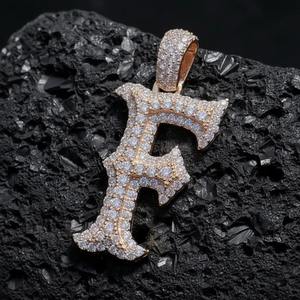 Collier avec pendentif lettre initiale glacé a Z |   Bijoux Hip Hop Alphabet Personnalisé en Laiton Zircon CZ Bling Plaqué Or 14K Vente en Gros - Product Image 4