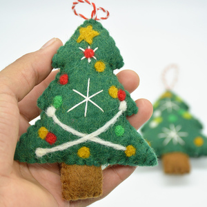 Ornements de Noël en feutre faits à la main, décorations textiles de style traditionnel vert avec détails brodés - Product Image 4