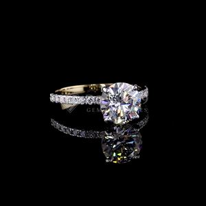 Bague de fiançailles solitaire en diamant de laboratoire rond 2 carats, plaqué or 14 carats avec bande pavée pour femme, idéale pour anniversaire ou soirée - Product Image 2