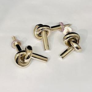 Crochet mural en métal finition or, design nœud, élégant et décoratif, pour suspendre écharpes, casquettes, tabliers et accessoires de mode - Product Image 6