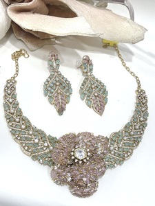 Elegante Juego de Collar y Aretes de Latón Chapado en Oro de Alta Calidad para Bodas, Fiestas, Compromisos y Uso Diario Moderno - Product Image 3