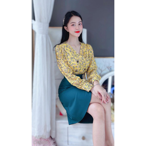Chemisier élégant à imprimé floral pour femme, col en V croisé, plissé aux épaules, idéal pour la mode décontractée quotidienne et les boutiques de détail. - Product Image 6