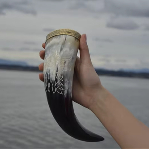 Cuerno para beber de lobo con forma natural, grabado a mano, ecológico, con borde y punta de latón o solo borde de latón, con soporte de madera. - Product Image 5