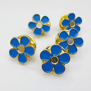 Épingles de revers en métal émaillé dur en alliage de zinc plaqué or, motif fleur de mignonette bleue - Product Image 1