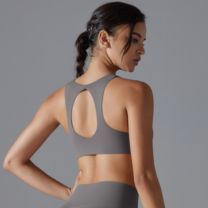 Sujetador deportivo halter con cuello en V profundo para mujer, color liso, transpirable, soporte medio, yoga, sin costuras, diseño con logo frontal recortado - Product Image 3