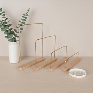 Elegante Organizador de Joyas de Barra Larga con Amplio Espacio para Colgar Collares, Soporte de Exhibición con Base Estable, Almacenamiento Moderno y Minimalista para Tocador - Product Image 4