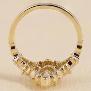 Anillo de compromiso con diamante talla marquesa en oro amarillo con piedras laterales en racimo floral, un diseño único de inspiración vintage y lujoso. - Product Image 3