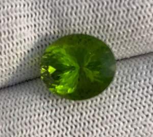 Peridoto Natural, Piedra Preciosa Suelta, 10.11 Quilates, Corte Oval Mixto, Peridoto Verde Certificado - Product Image 1
