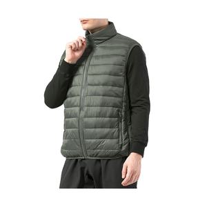 Chaleco de lana ecológico cortavientos de invierno para hombre, con cuello alto, cierre de cremallera, patrón liso, relleno de poliéster y bordado. - Product Image 1