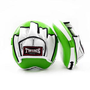 Guantes de Boxeo Personalizados de Cuero Genuino Rojo y Blanco con Contorno Protector para Entrenamiento de Muay Thai - Product Image 4