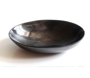 Bol de service artisanal en corne, écologique, design moderne et minimaliste, tons bruns, poli, léger (0,4 kg) - Product Image 1