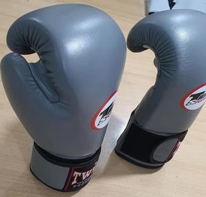 Guantes de boxeo Twins de diseño nuevo, hechos a medida, de alta calidad, de cuero genuino de vaca, para entrenamiento y combate. - Product Image 6