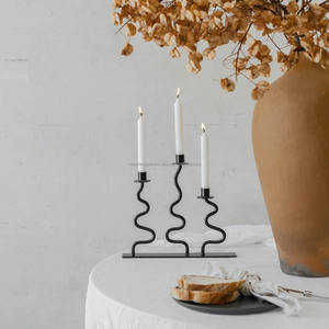 Bougeoir à 3 tiges de zigzag en métal noir avec courbes élégantes Bougeoir incurvé pour la maison, décoration de table - Product Image 4