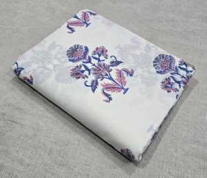 Tela floral ligera de algodón con estampado a mano multicolor, textil indio para camisas, prendas, vestidos y decoración del hogar. - Product Image 3