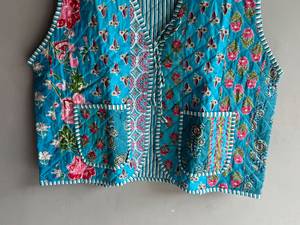 Gilet matelassé floral pour femme, col en V, sans manches, imprimé, poches, rembourrage en polyester, longueur standard, CADEAU POUR ELLE - Product Image 5