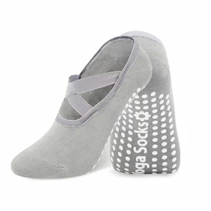 Chaussettes de sport antidérapantes en coton extensible respirant et confortable pour yoga, pilates et fitness, idéales pour l'entraînement en intérieur - Product Image 3